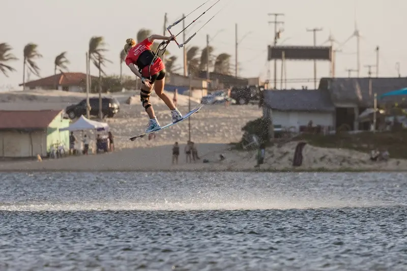 Imagem da notícia Final do Circuito Mundial de Kitesurfe atrai 15 mil pessoas à Ilha do Guajiru, no Ceará