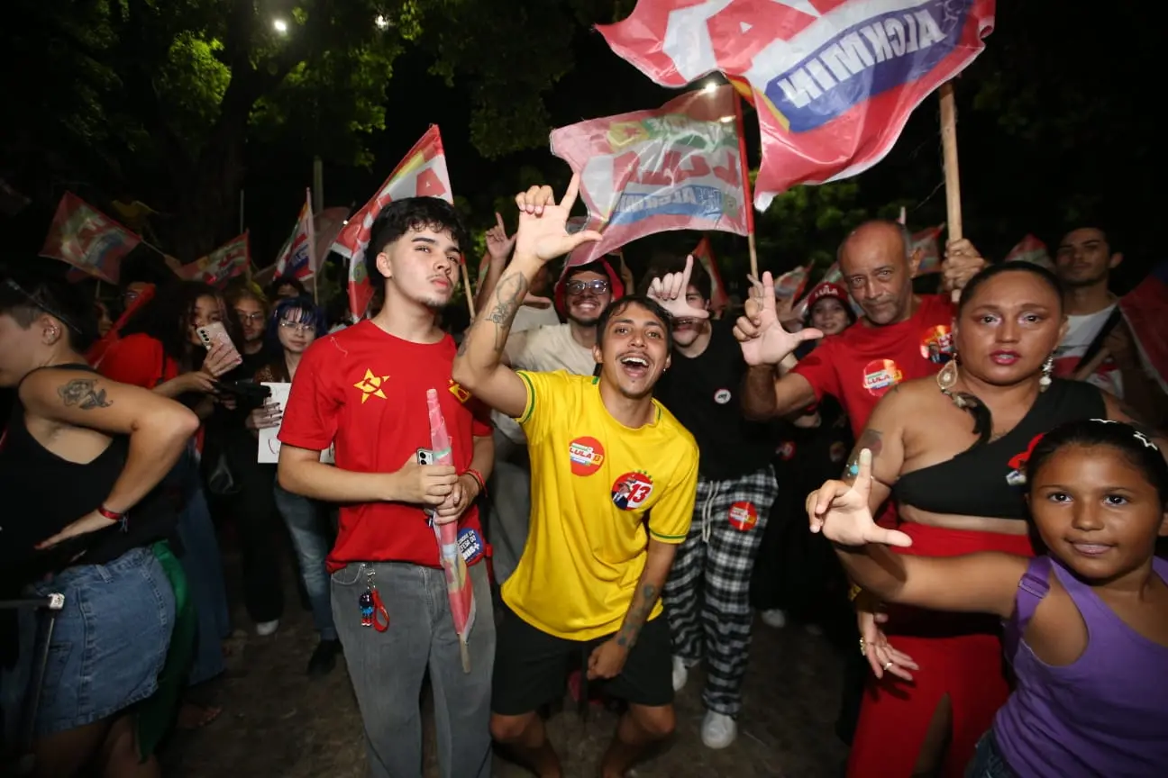 Imagem da notícia Em ato na Messejana, Leo Suricate diz que 'favela e classe média' estão nas ruas em apoio a Lula
