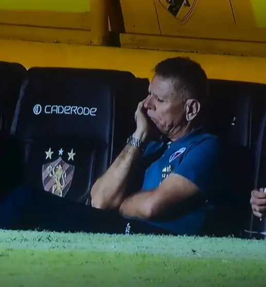 Imagem da notícia Autuori é flagrado 'dormindo' no banco em jogo do Fortaleza contra Sport