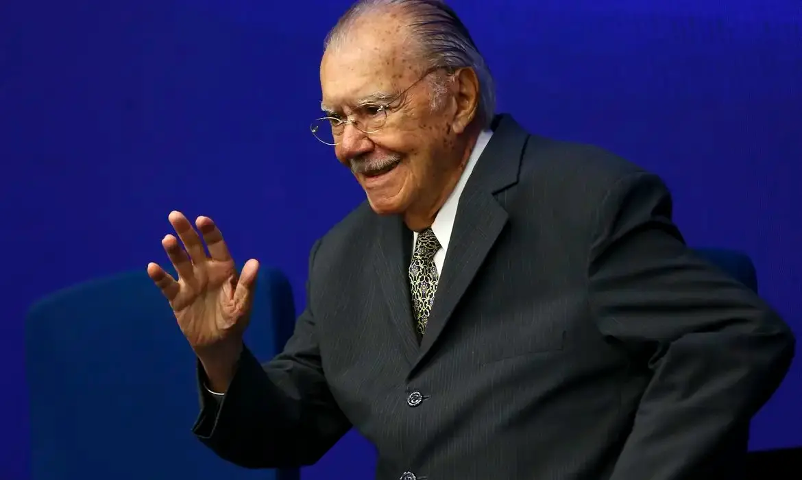 Imagem da notícia Ex-presidente José Sarney recebe alta após cirurgia abdominal