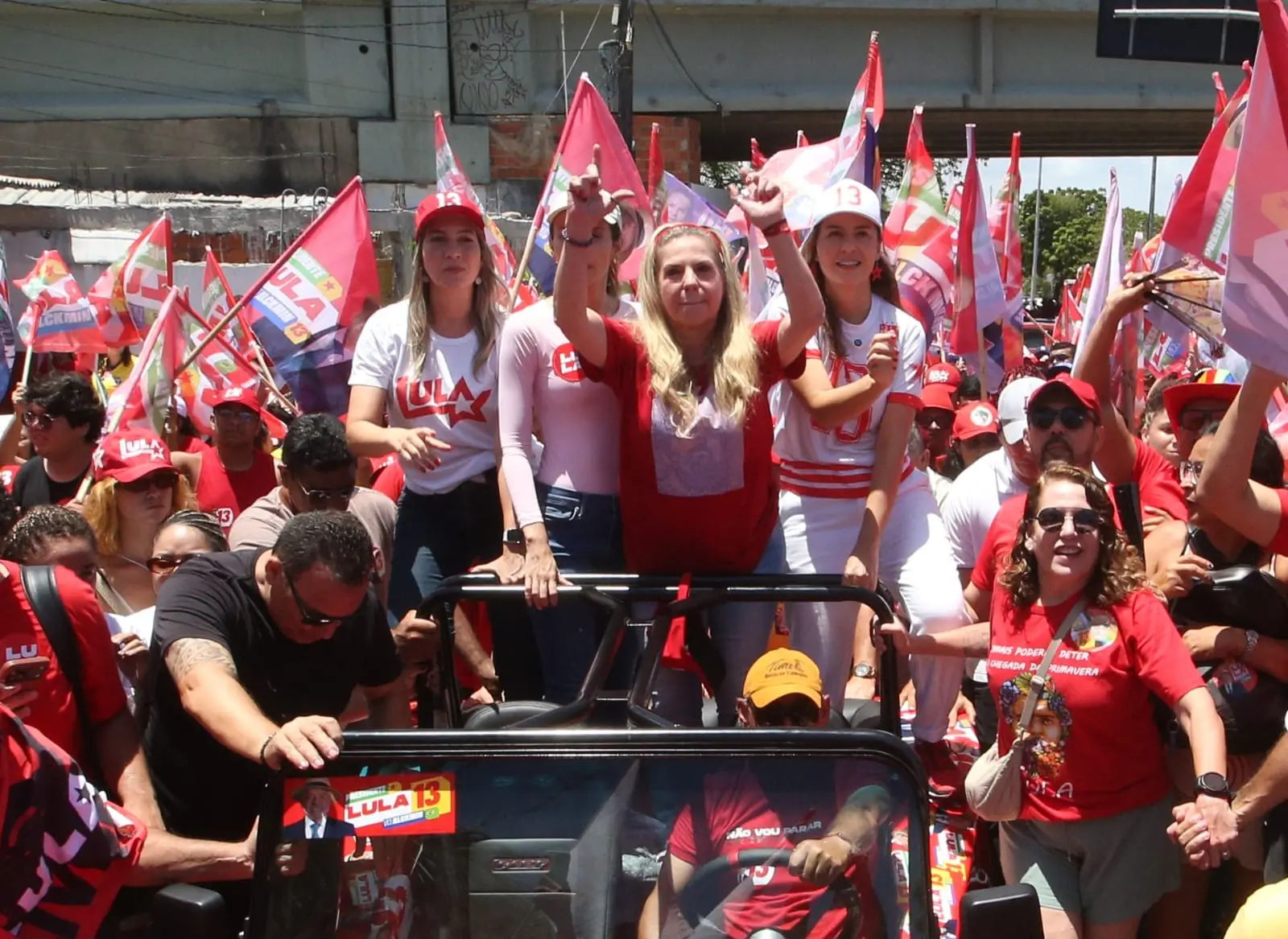 Imagem da notícia Em ato na Barra do Ceará, Luizianne lembrou cortes em ministérios e convocou juventude a votar