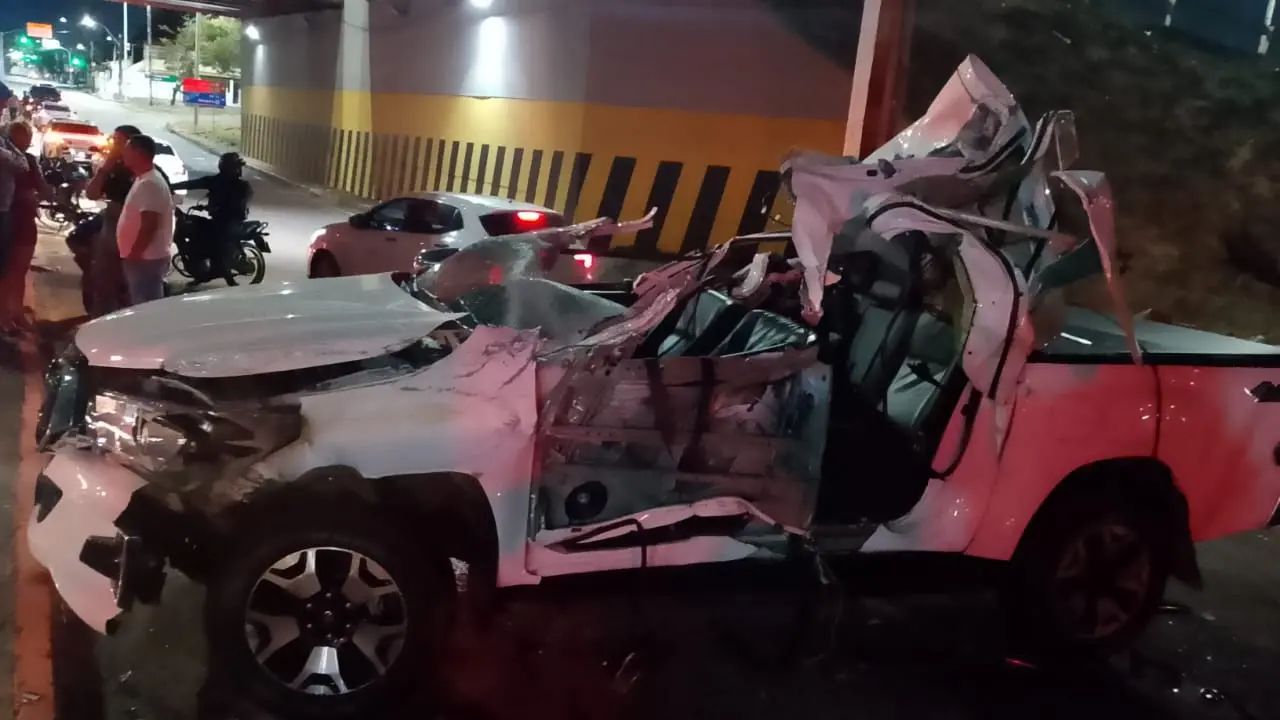 Imagem da notícia Mulher morre e outras três pessoas ficam feridas após capotamento de carro próximo ao Aeroporto