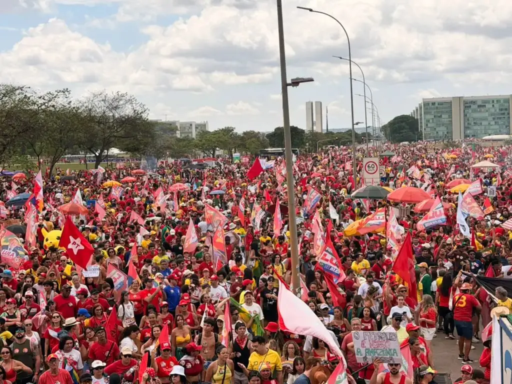 Explanada dos ministérios lotada de militantes do Lula.
