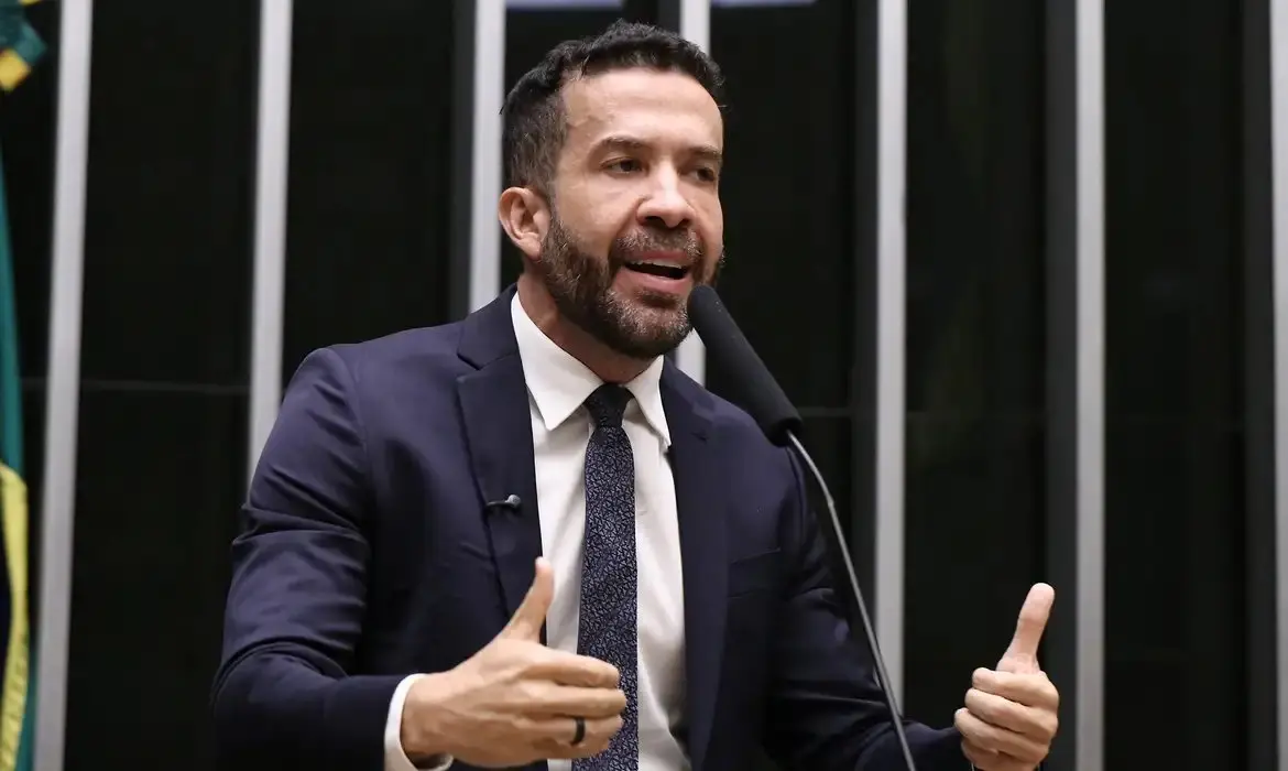 Imagem da notícia Arritmia cardíaca: entenda a condição que levou André Janones à internação