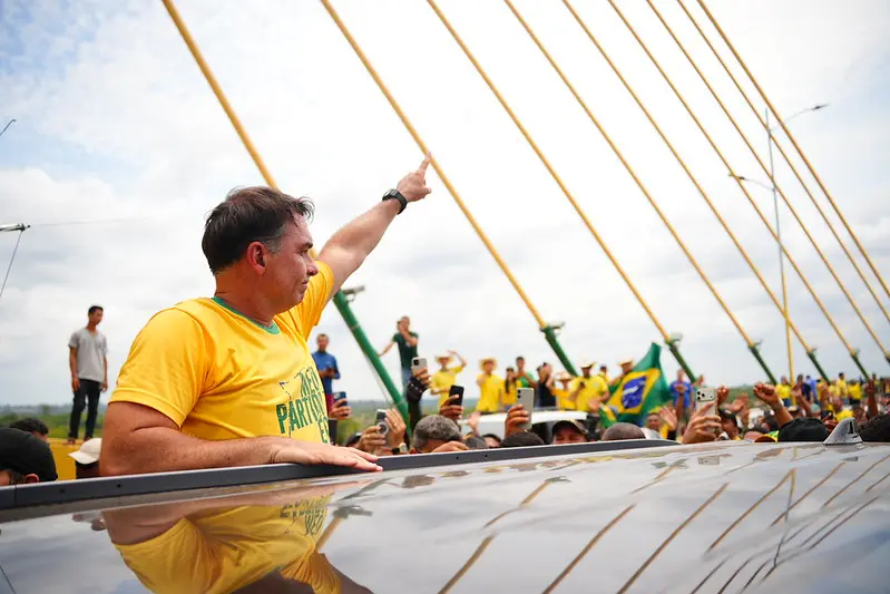 Imagem da notícia Flávio Bolsonaro: O que pretendo é que quem arrumar emprego fique com Bolsa Família até 2 anos