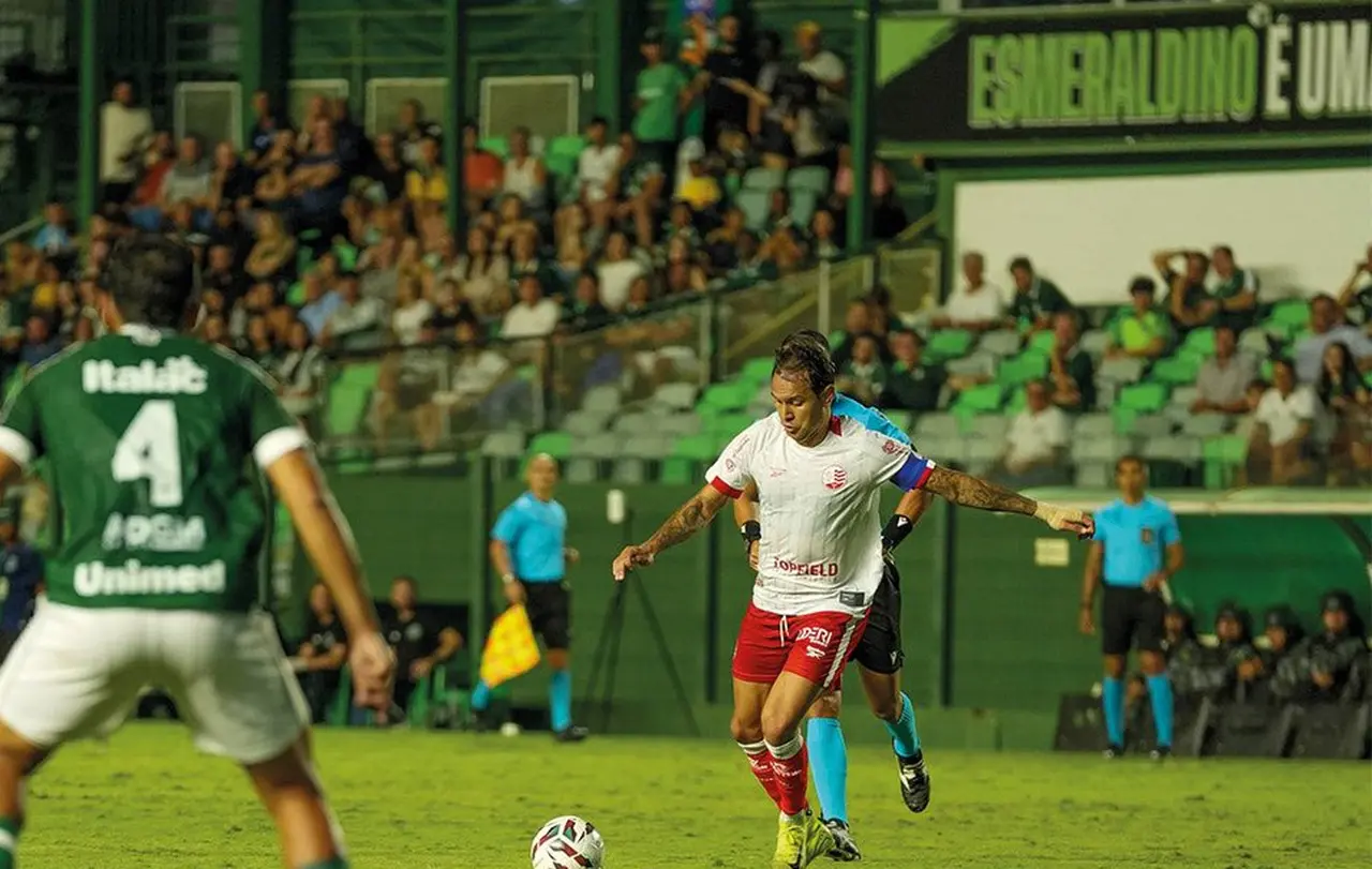 Imagem da notícia Ceará perde posição com empate do Náutico, mas resultado freia o Goiás, próximo adversário