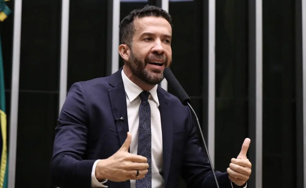 Imagem da notícia Janones anuncia alta hospitalar após internação por arritmia cardíaca