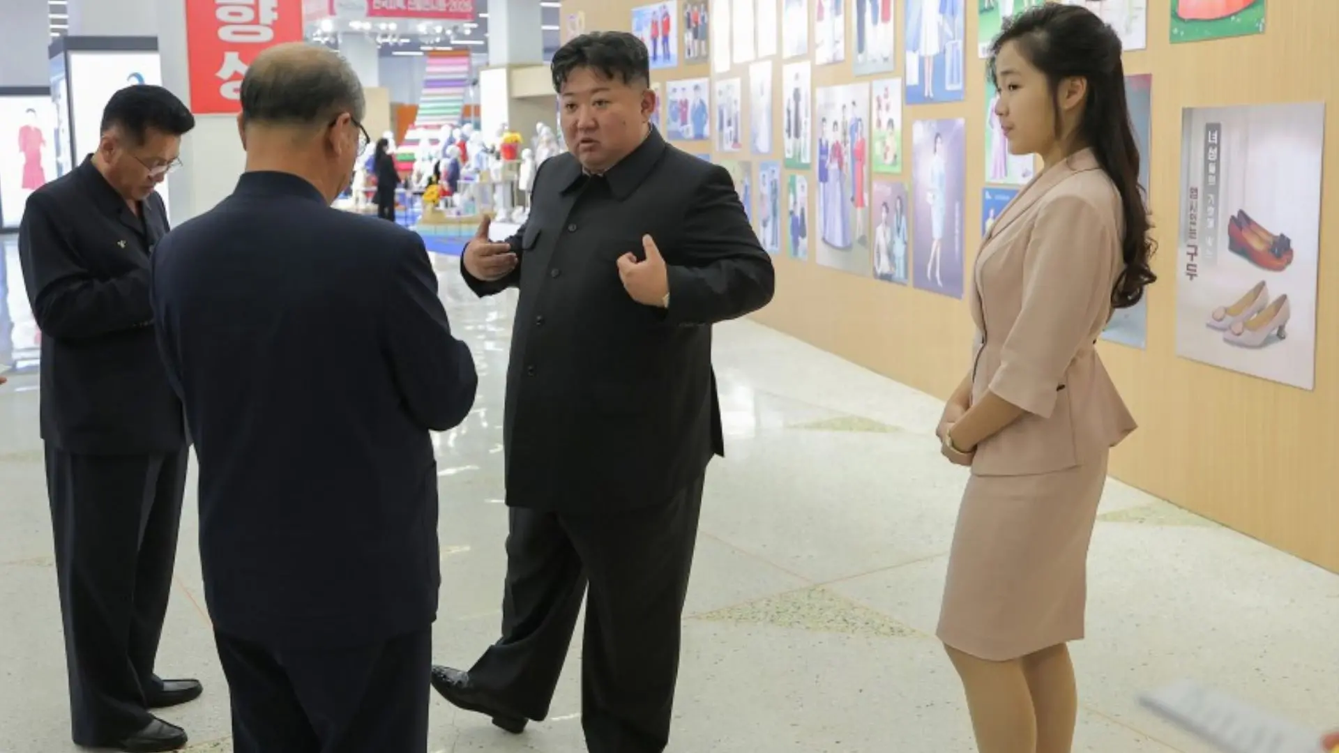 Imagem da notícia Estatal norte-coreana publica foto de Kim Jong-un ao lado da filha e rompe boato de morte de líder