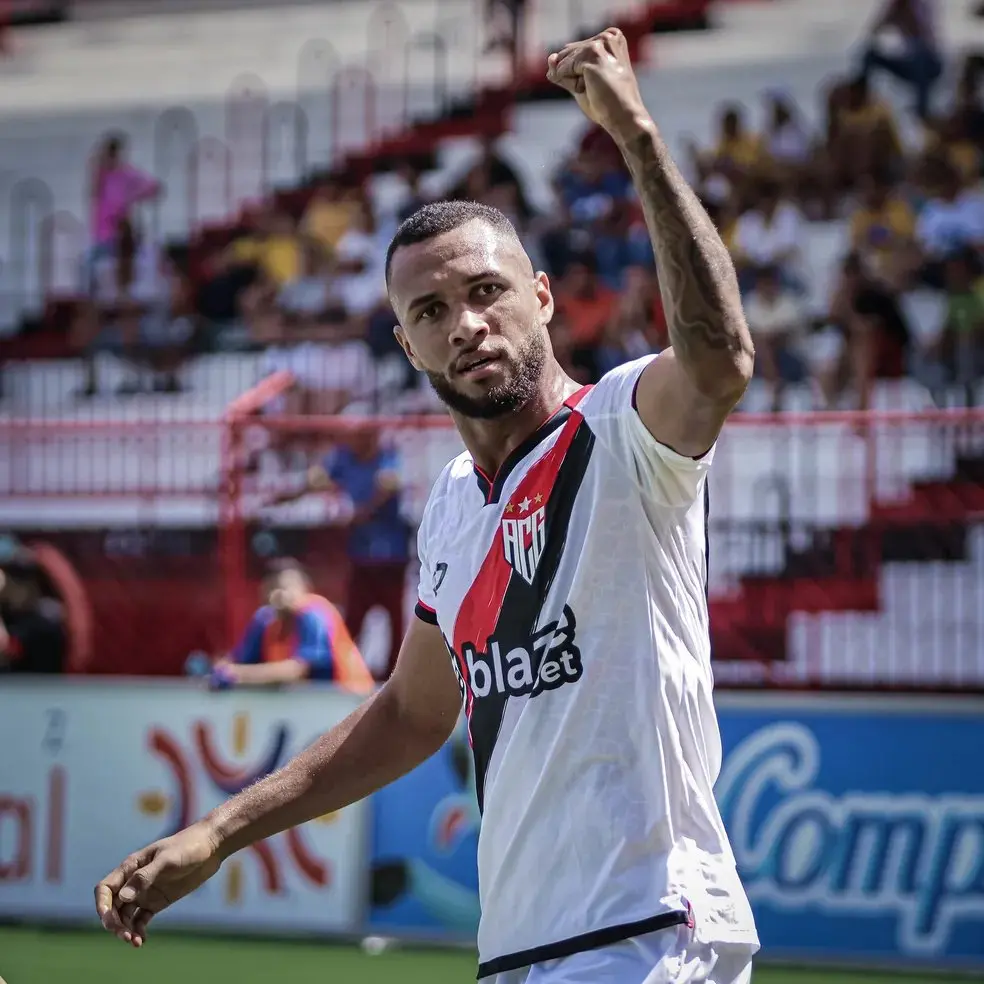 Imagem da notícia Com salários atrasados, jogadores do Atlético-GO anunciam 'greve'; veja nota