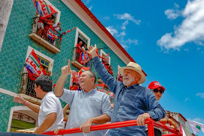 Imagem da notícia Lula diz que sancionará perdão dívidas dos MEIs e volta a cobrar quebra de sigilos de Flávio