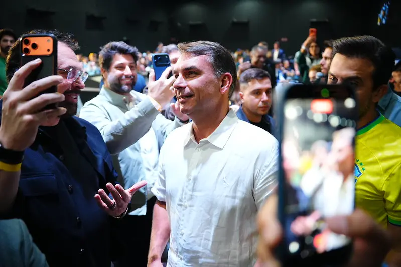 Imagem da notícia Flávio Bolsonaro promete ressuscitar Perse: vou salvar setor de shows e artistas vão prosperar