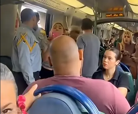 Imagem da notícia VÍDEO | Homem é retirado de vagão feminino do Metrofor após passageiras acionarem vigilantes