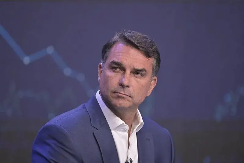 Imagem da notícia Flávio Bolsonaro recusa participação em sabatina do SBT