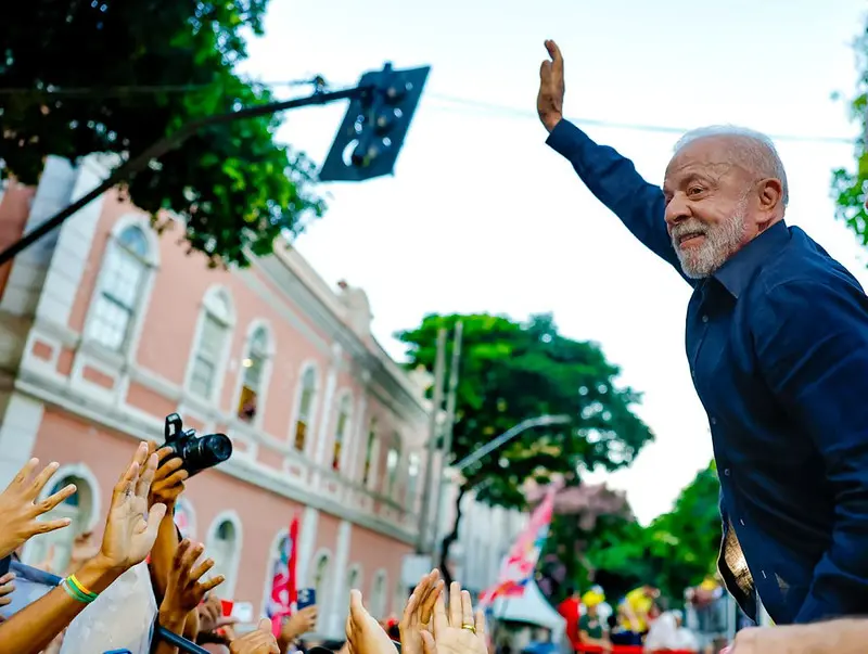 Imagem da notícia Lula: Pessoas podem ter direito de não votar em mim, mas não podem votar em miliciano