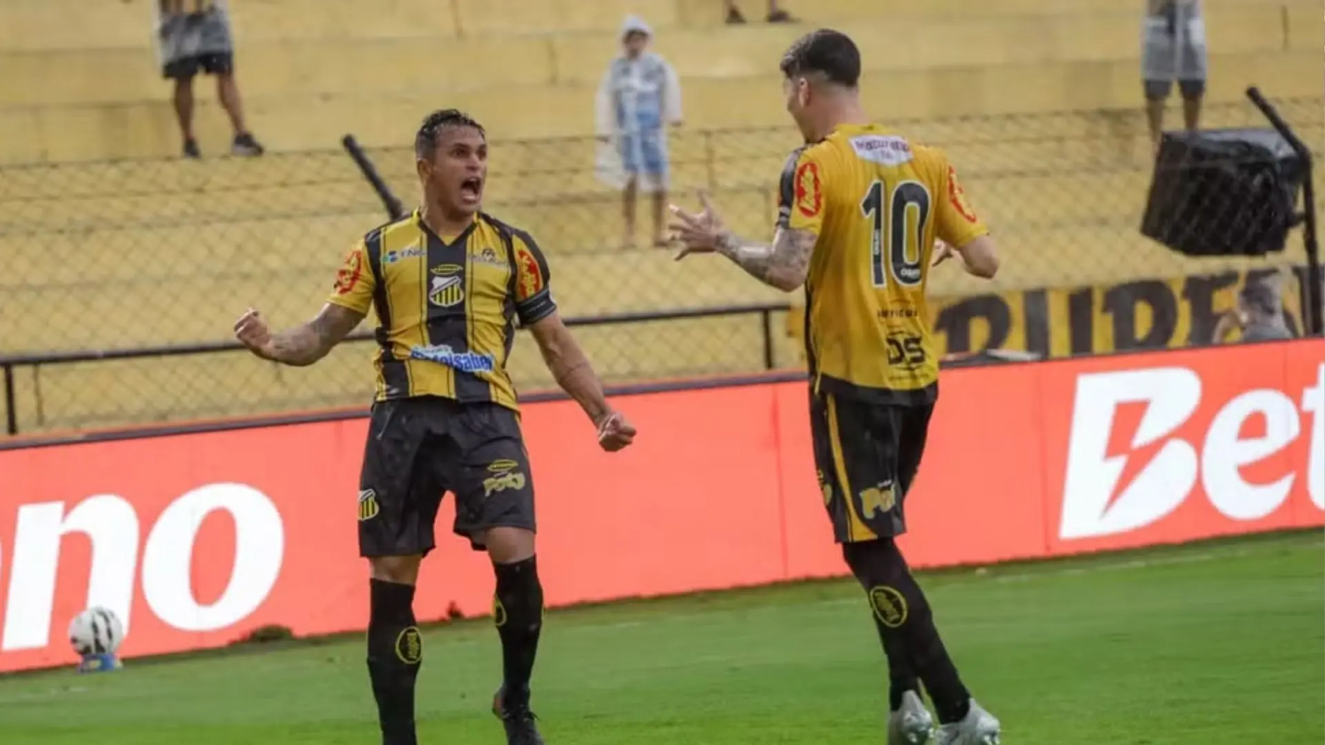 Imagem da notícia Ex-Fortaleza e Ceará, dupla Robson e Rômulo somam 44 participações em gols na Série B