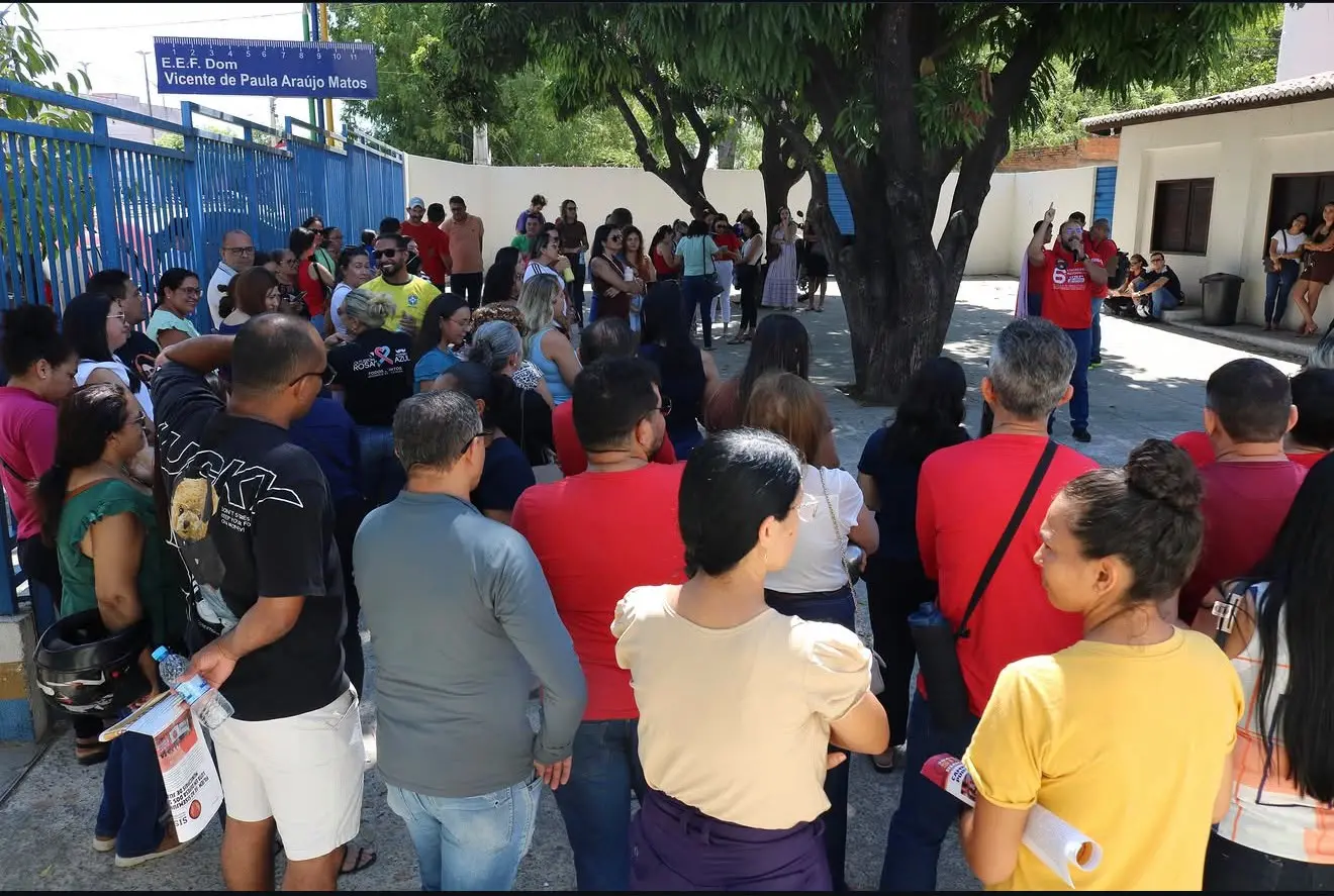 Imagem da notícia Calor e falta de climatização provocam paralisação de servidores da educação em Juazeiro do Norte