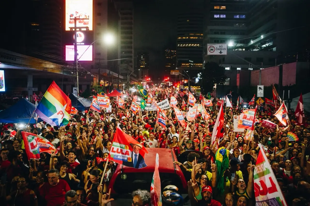 Imagem da notícia Ato de apoio a Lula em Fortaleza reúne Evandro, Jade, deputados estaduais e vereadores