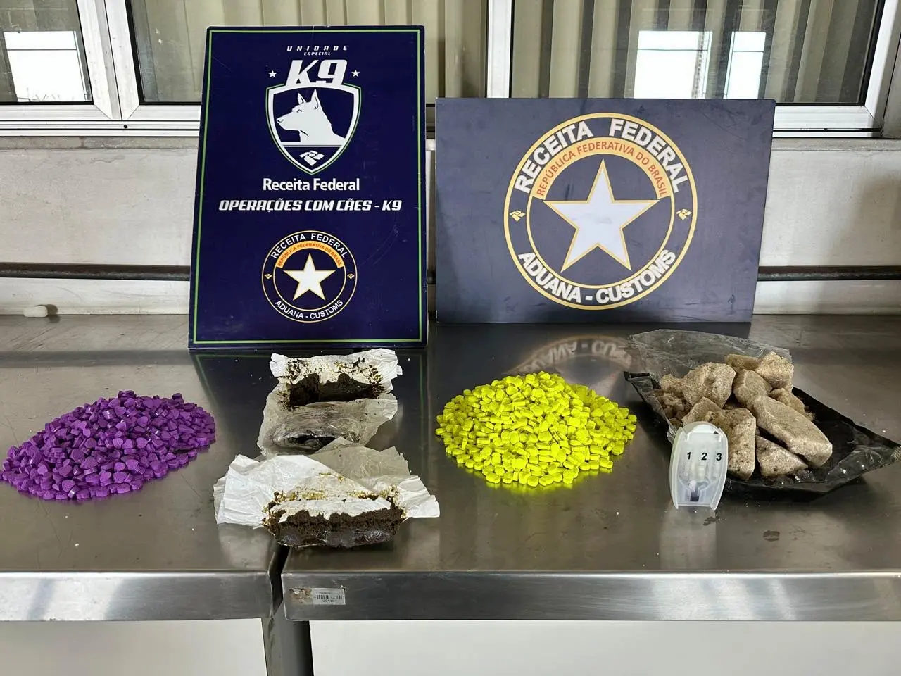 Imagem da notícia Receita Federal apreende 2 mil comprimidos de ecstasy escondidos em encomenda postal em Fortaleza