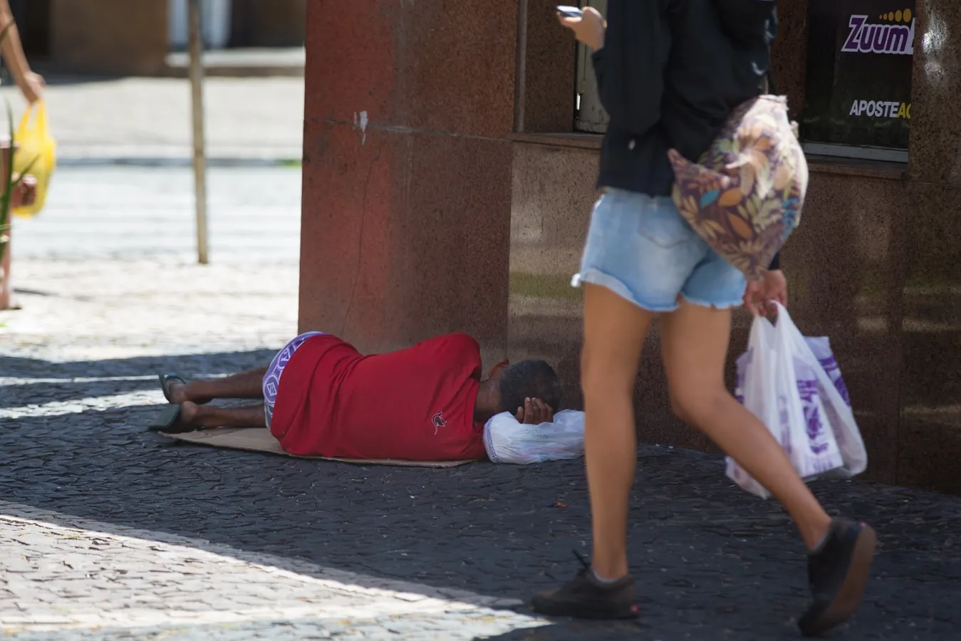 Pessoas em situação de rua estão principalmente no Centro para ter acesso a serviços básicos.