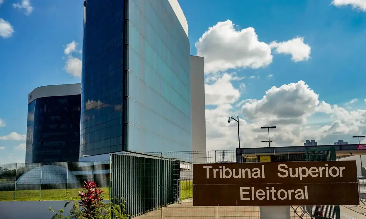 Imagem da notícia Ministro do TSE atende PT e proíbe decisão que tire canal 'Exército do Lula' do ar