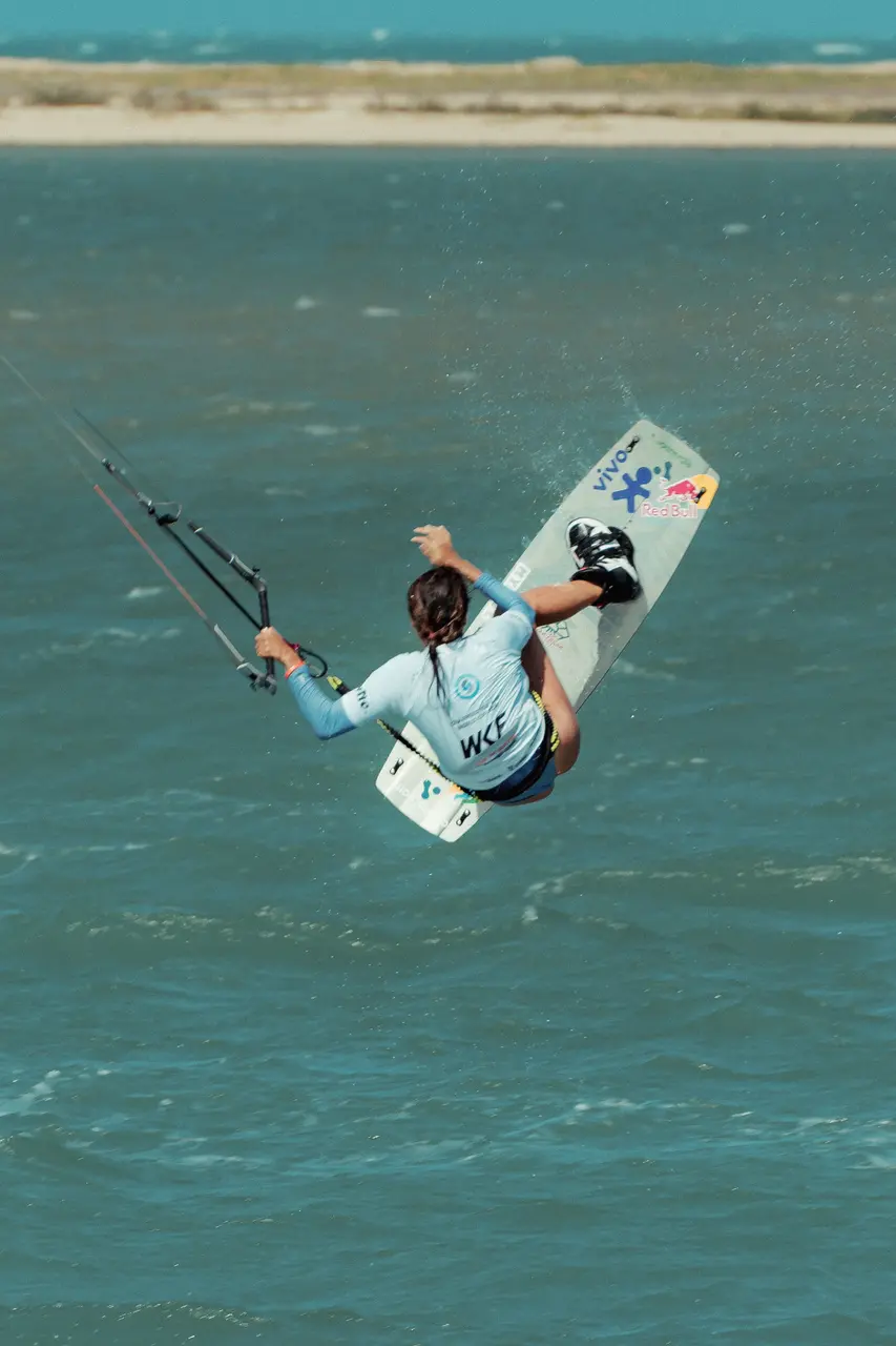 Imagem da notícia Bruna Kajiya vai à final do Mundial de Kitesurf, e cearense Pedro Alexandre avança às semifinais