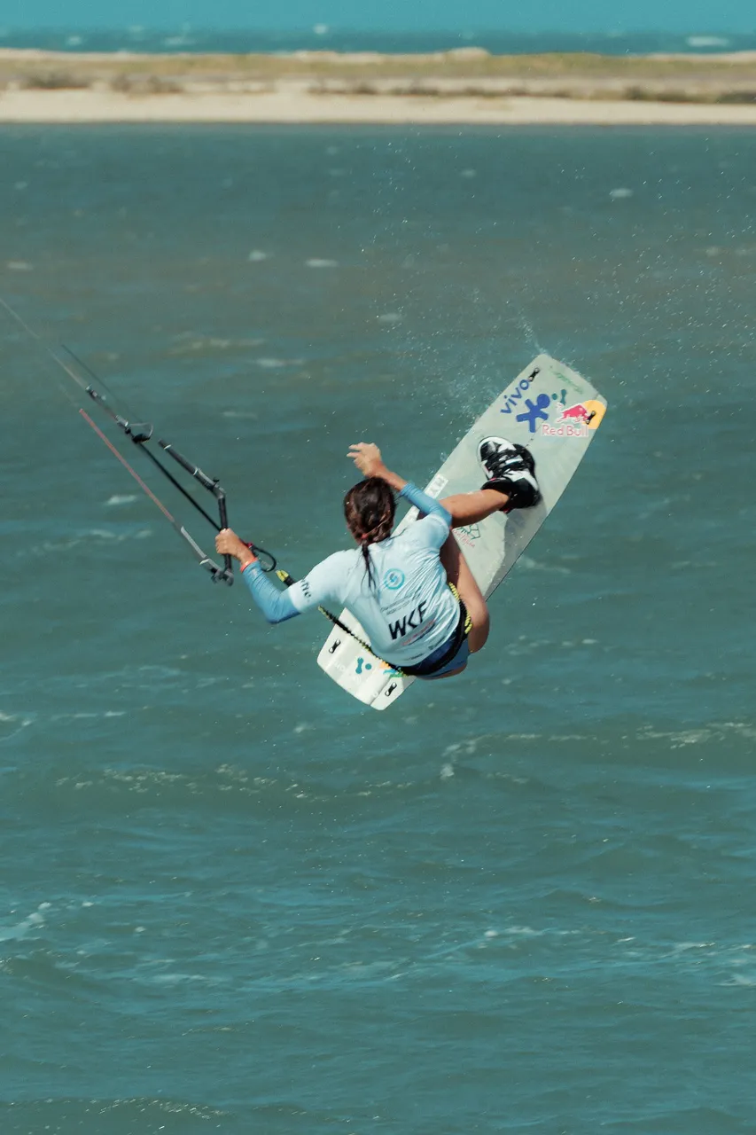 Bruna Kajiya confirmou sua força no circuito mundial e assegurou presença na final após marcar 23,34 pontos nas semifinais