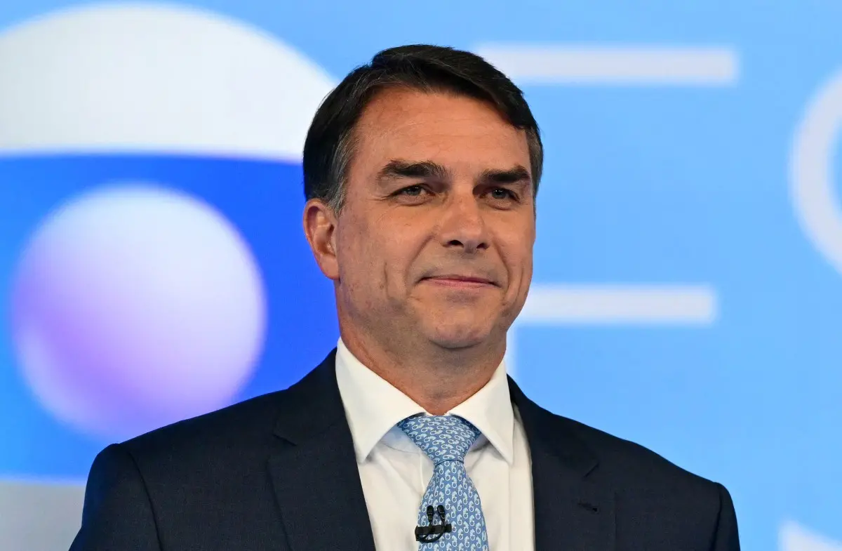 Imagem da notícia 'Você dá a mão e tira com os 9 dedos': Flávio critica inflação dos produtos no governo Lula