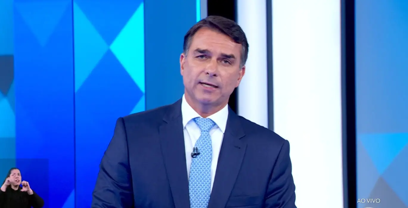 Imagem da notícia 'Pessoas estão parcelando até pizza no iFood', afirma Flávio Bolsonaro sobre endividamento