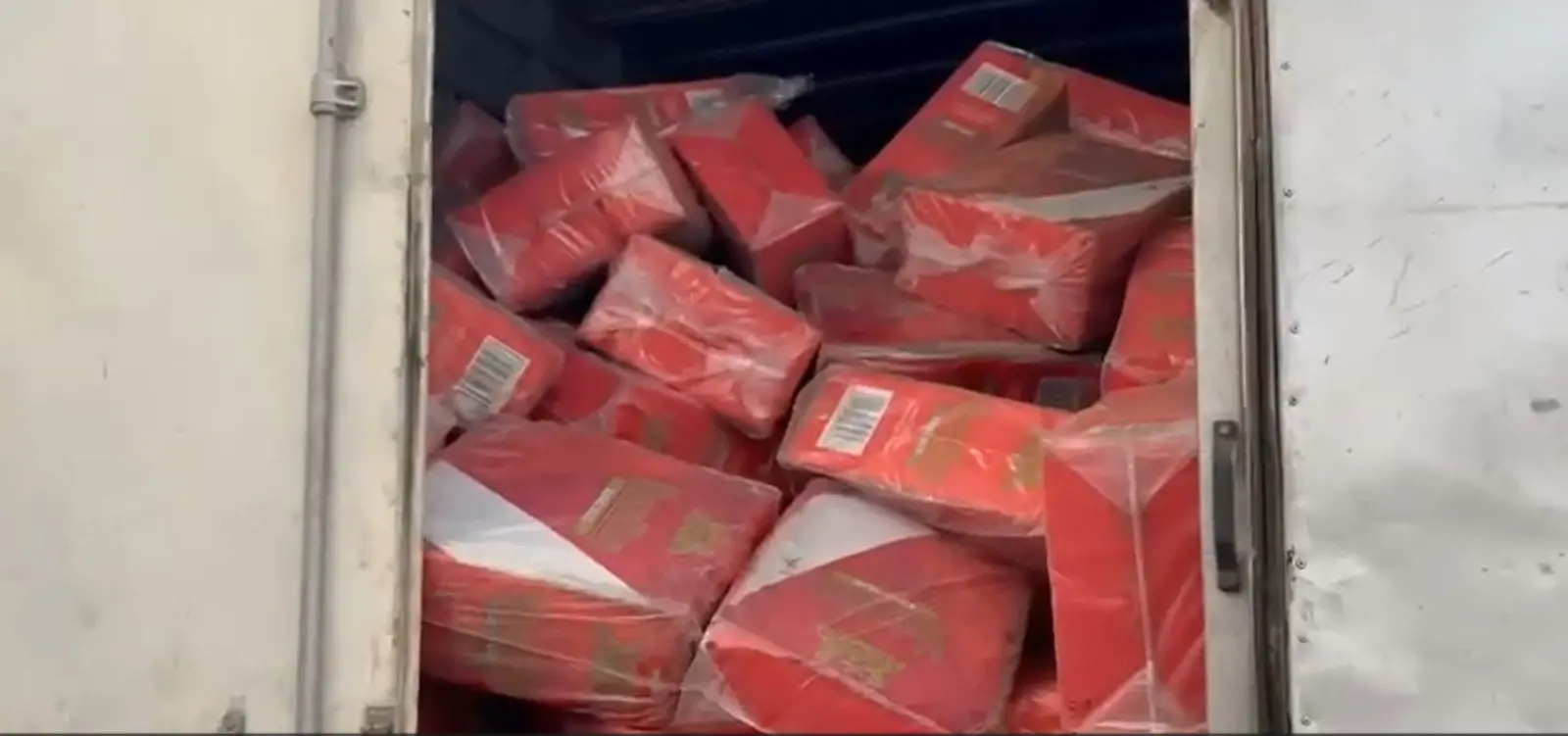 Imagem da notícia Suspeito de contrabando é preso com 920 caixas de cigarros em Maracanaú