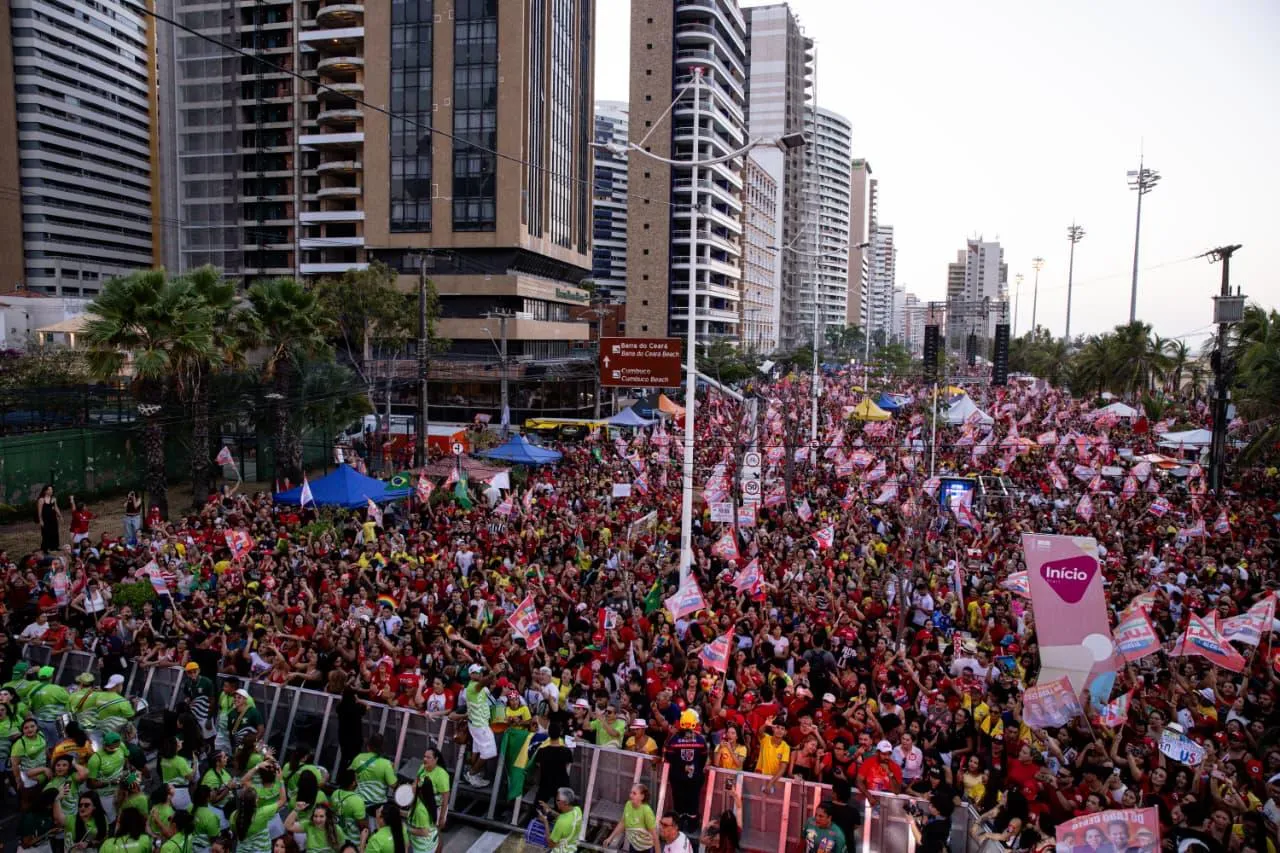 Apoiadores de Lula se reuniram na Praia de Iracema para último ato da campanha neste 2º turno.