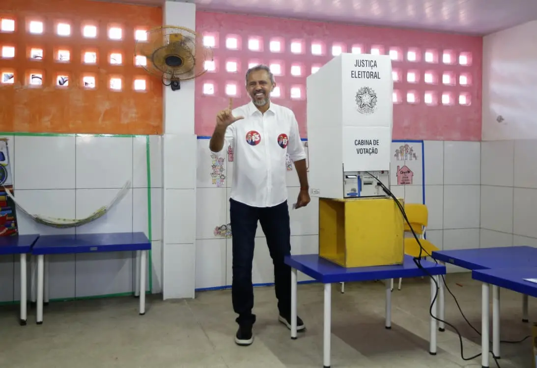 Imagem da notícia Governador Elmano de Freitas vota em Caucaia no 2º turno