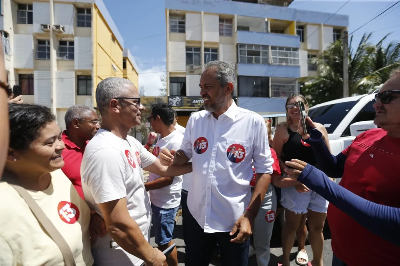 Elmano foi votar em Caucaia na manhã deste domingo (25).