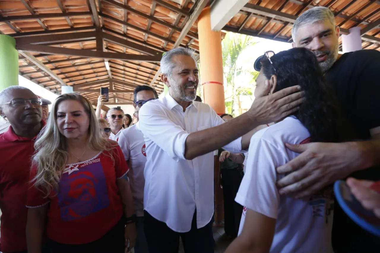 Elmano votou acompanhado de aliados políticos.