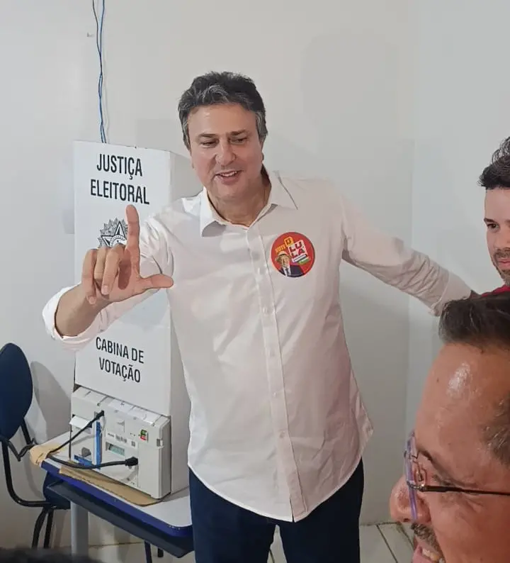 Imagem da notícia Senador Camilo Santana (PT) vota em Barbalha no 2° turno