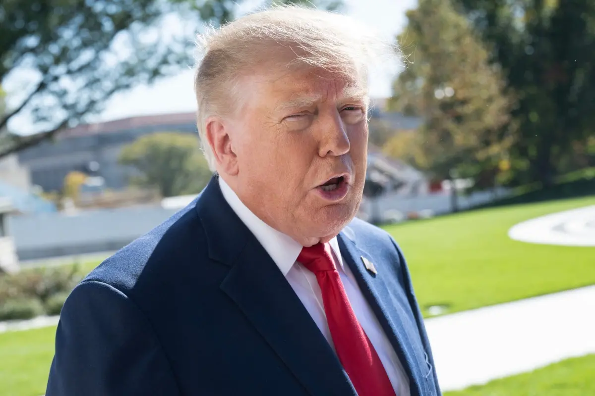 Imagem da notícia Trump diz monitorar segundo turno da eleição presidencial no Brasil