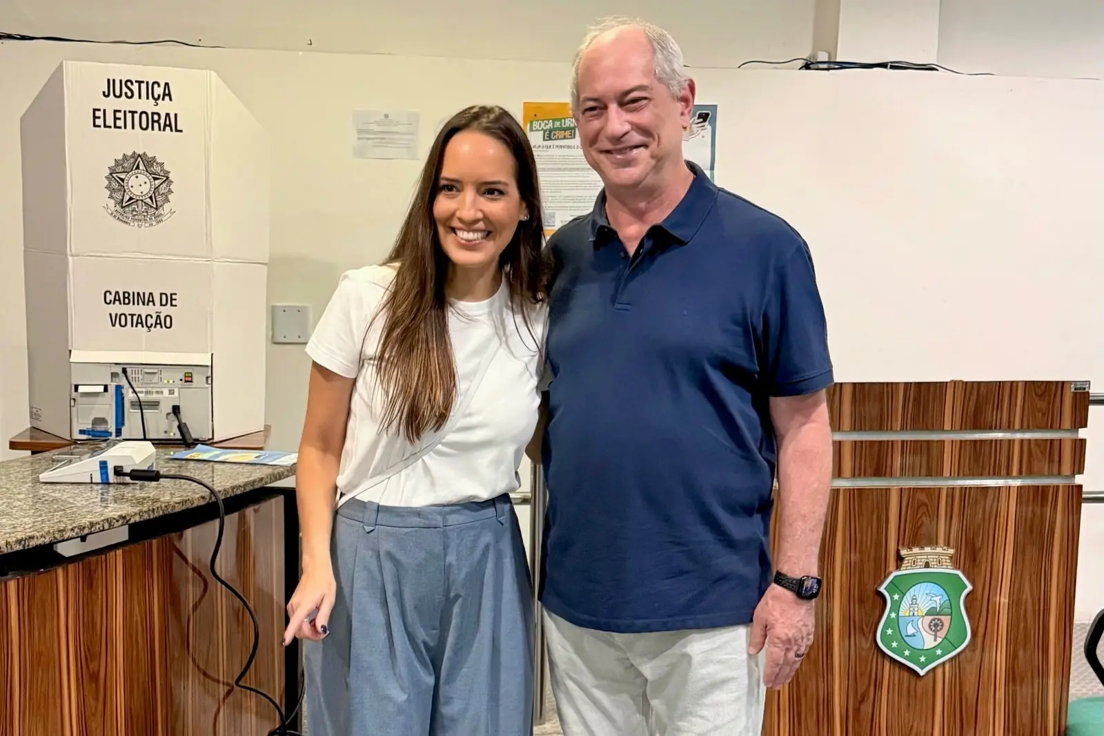 Imagem da notícia Ciro Gomes vota acompanhado da esposa, em Fortaleza: 'Sempre com esperança'