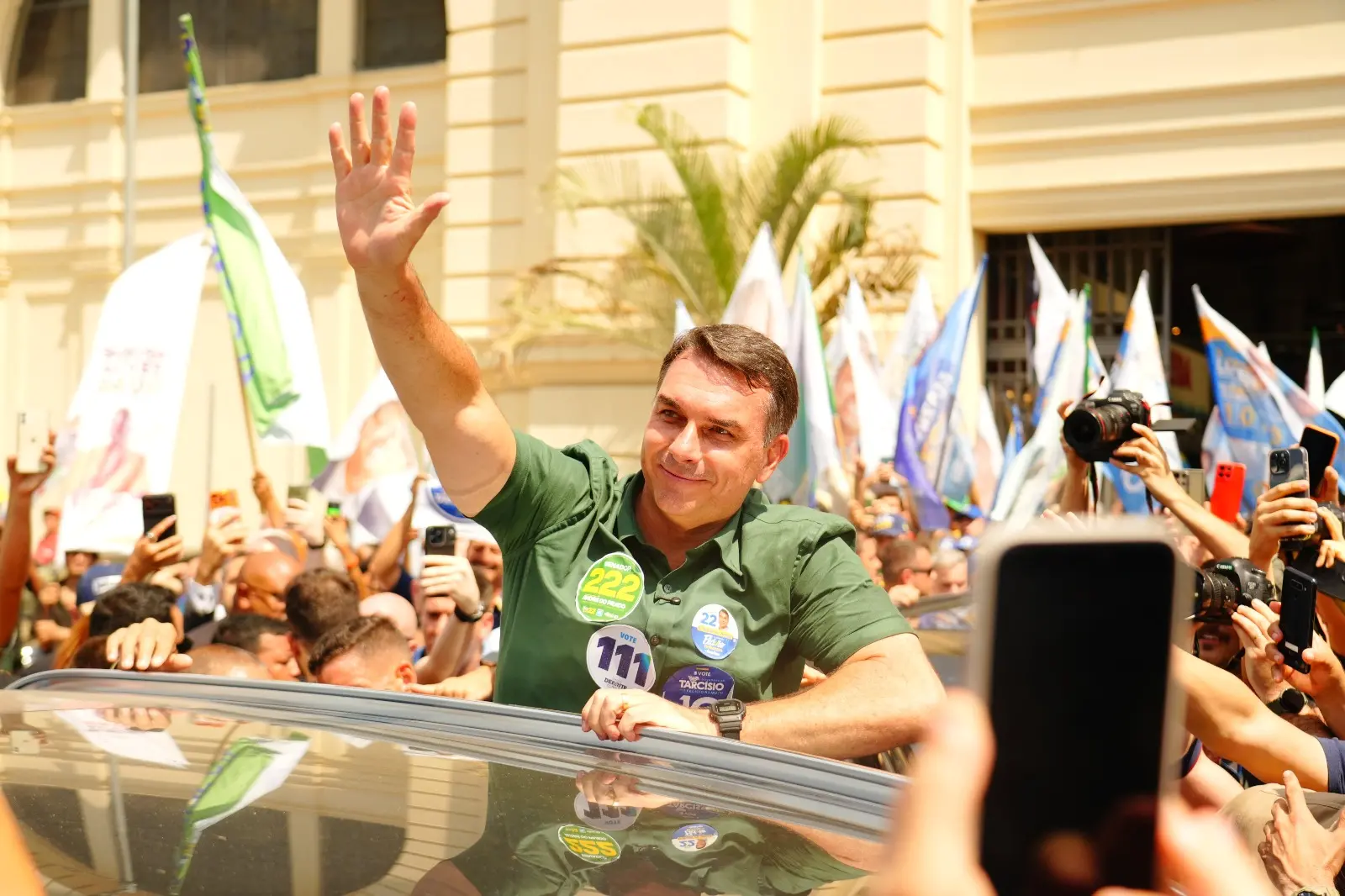 Imagem da notícia Campanha de Flávio Bolsonaro pede prorrogação de votação por 2h em cidades de três estados