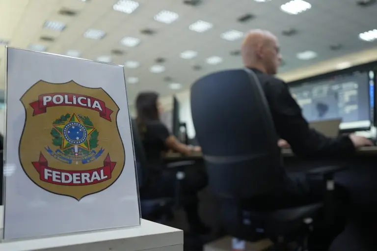 Imagem da notícia Operação Eleições conduz mais de 50 pessoas à PF antes do fim da votação do 2º turno