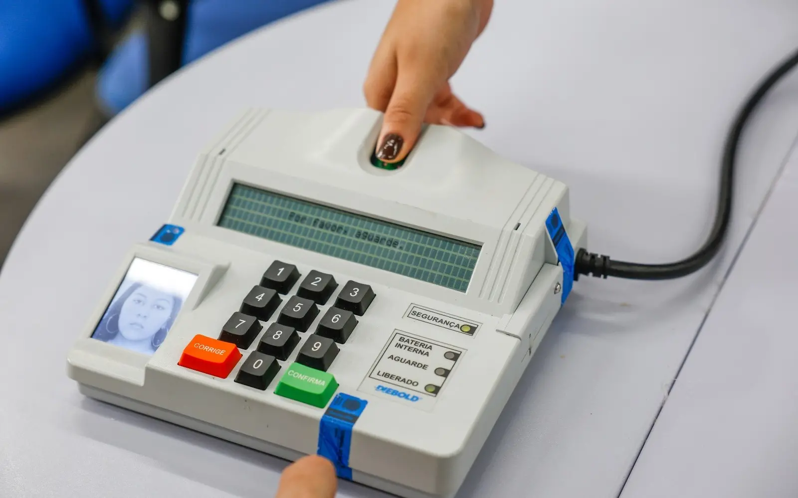 Imagem da notícia Decisão de Zanin faz TSE congelar apuração dos votos 6 minutos após abertura