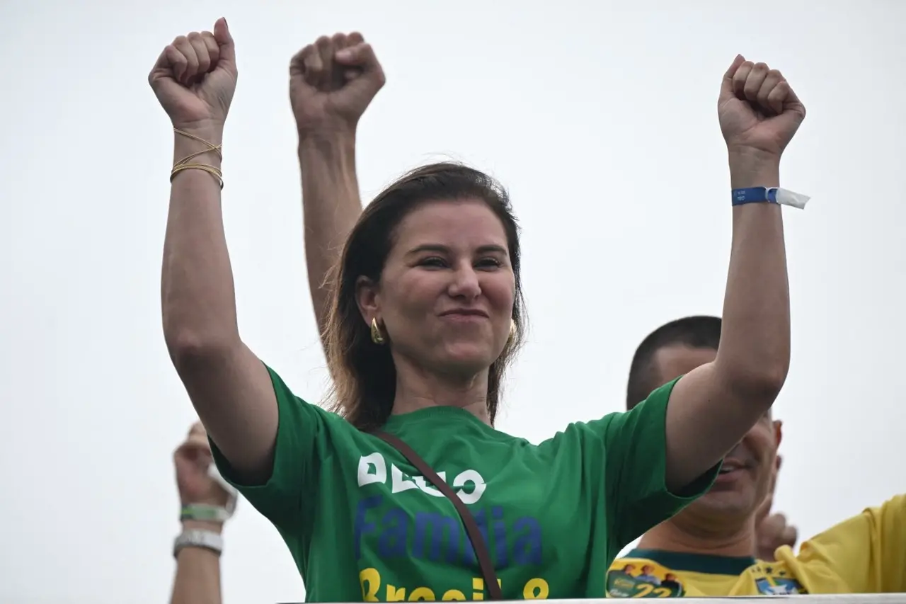 Imagem da notícia Quem é Fernanda Bolsonaro, esposa de Flávio que o acompanha nos Estados Unidos