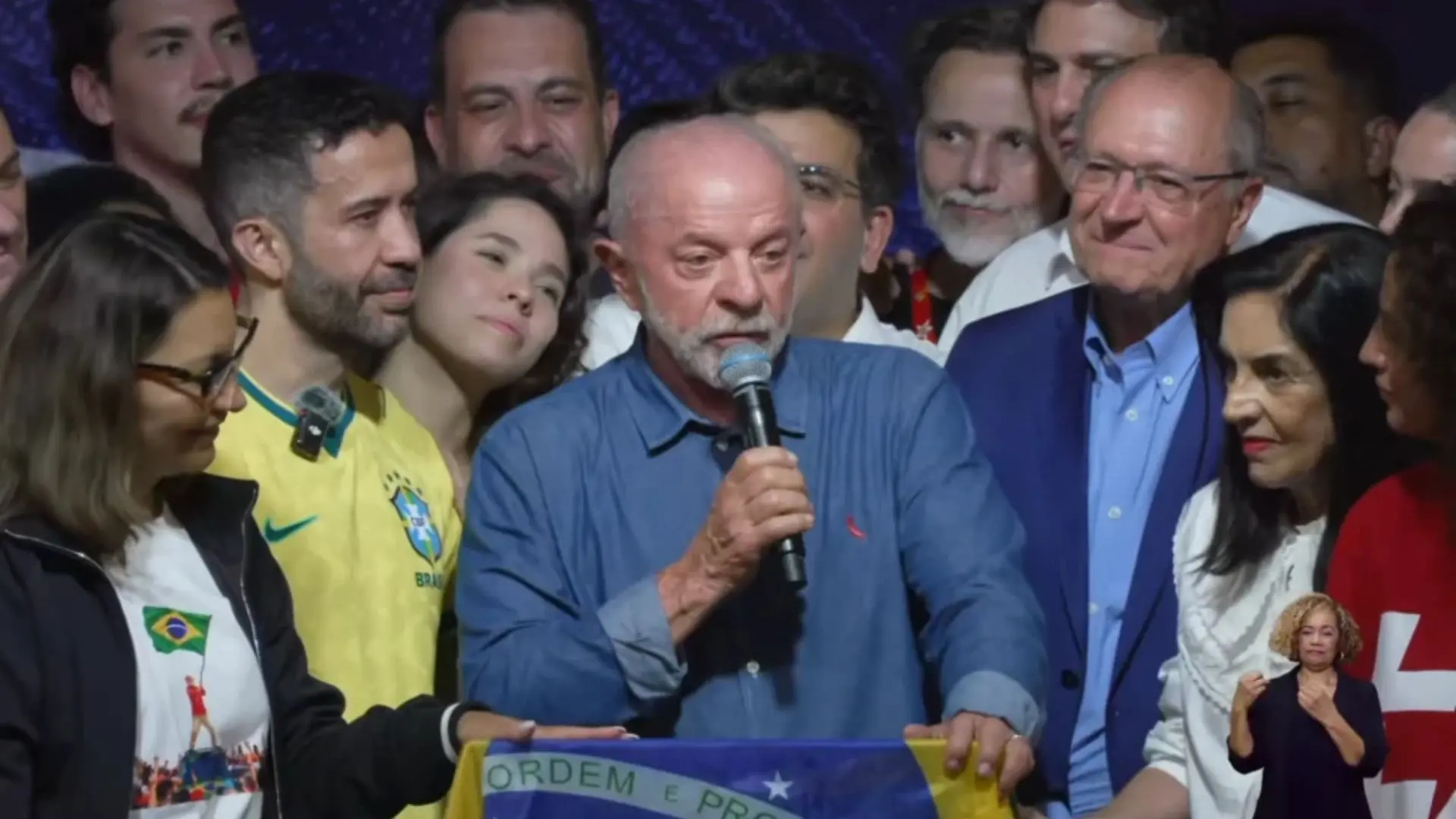 Imagem da notícia Em primeiro discurso após reeleição, Lula agradece idosos e fala em regular redes sociais