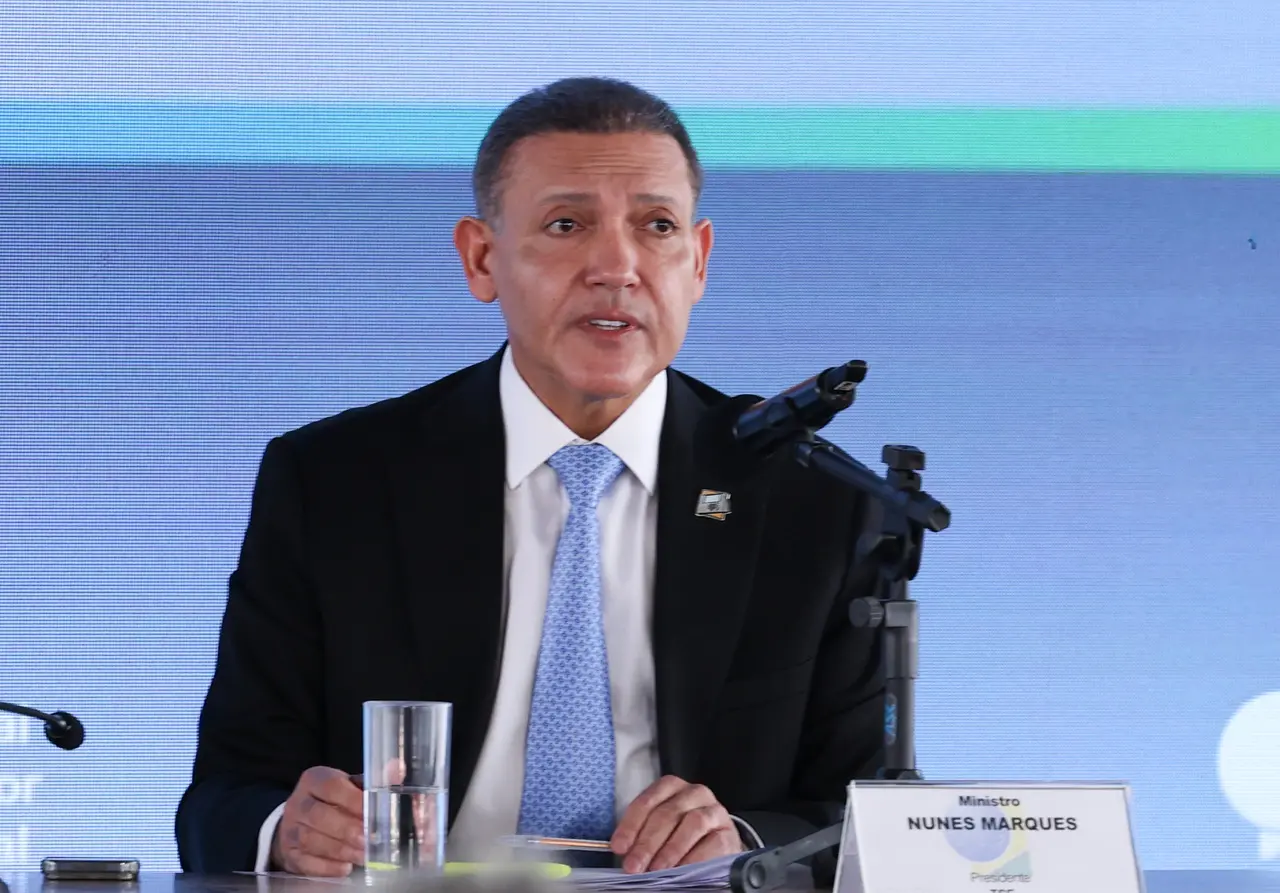 Imagem da notícia Presidente do TSE diz ter ligado para Lula e Flávio para confirmar resultado das Eleições 2026