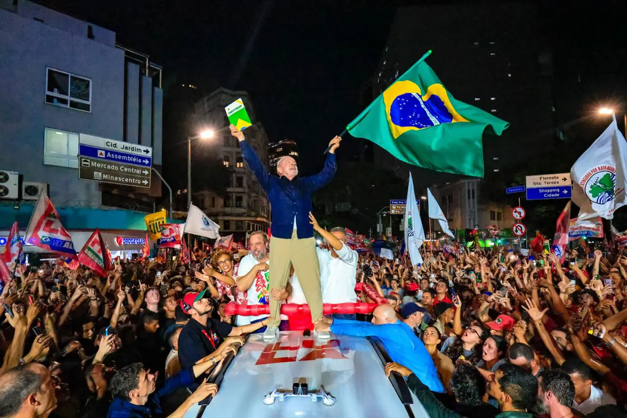 Imagem da notícia Lula cresce 1,1 milhão de votos no 2º turno em Minas Gerais e chega a 50,43%