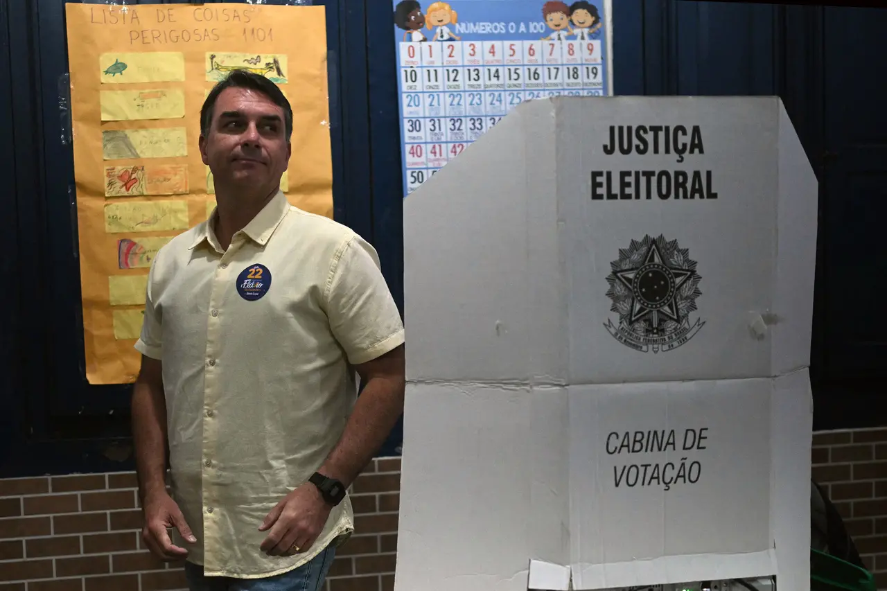 Imagem da notícia Candidato derrotado, Flávio Bolsonaro ficará sem cargo pela 1ª vez em mais de 20 anos