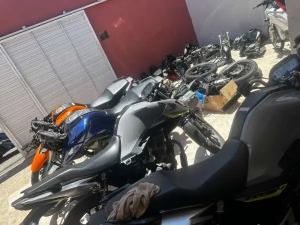 Imagem da notícia Rastreador leva polícia a encontrar veículos roubados em desmanche ilegal de Fortaleza