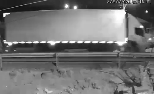 Imagem da notícia Colisão frontal entre caminhão e ambulância deixa idosa morta e três feridos em Itapajé