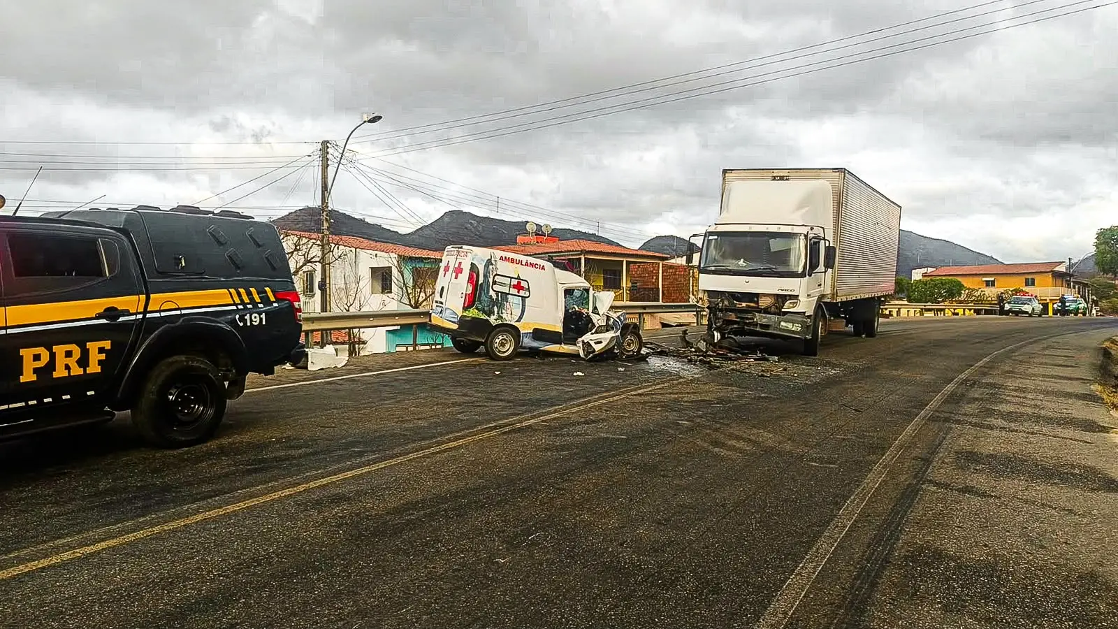 Imagem da notícia Colisão frontal entre caminhão e ambulância deixa idosa morta e três feridos em Itapajé