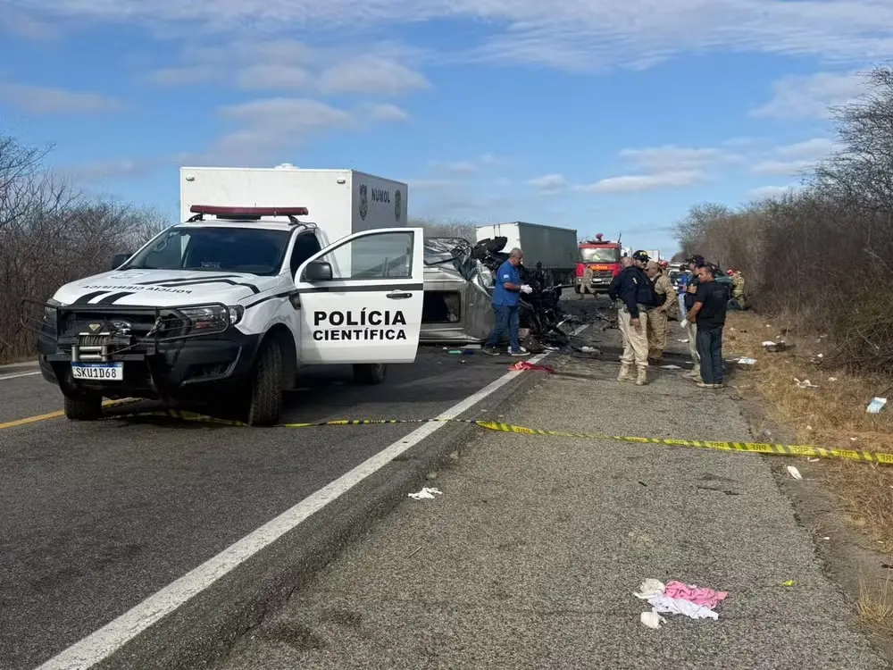 Imagem da notícia Colisão entre van de pacientes com câncer e caminhonete deixa seis mortos e 15 feridos na Paraíba