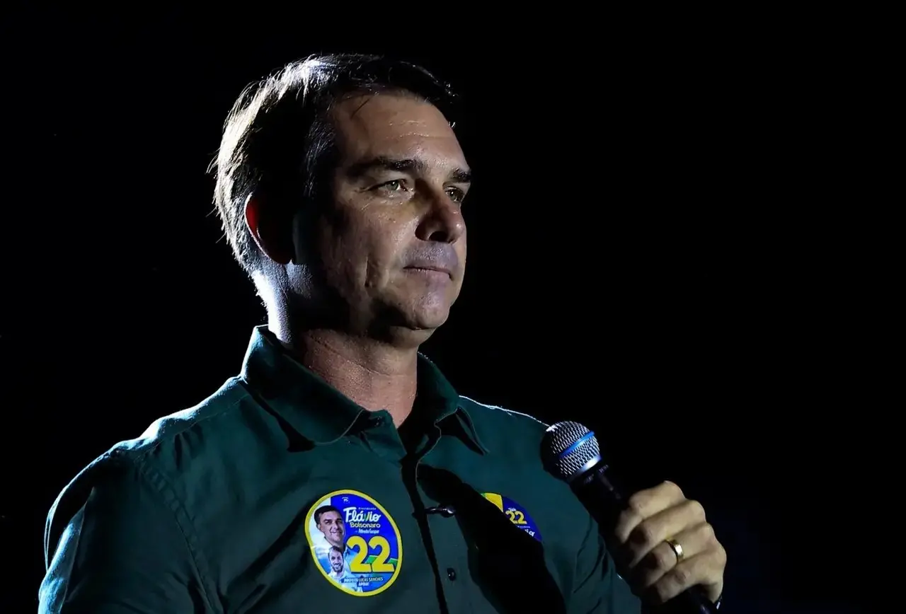 Imagem da notícia Flávio Bolsonaro não entrega passaporte e PF cancela documento