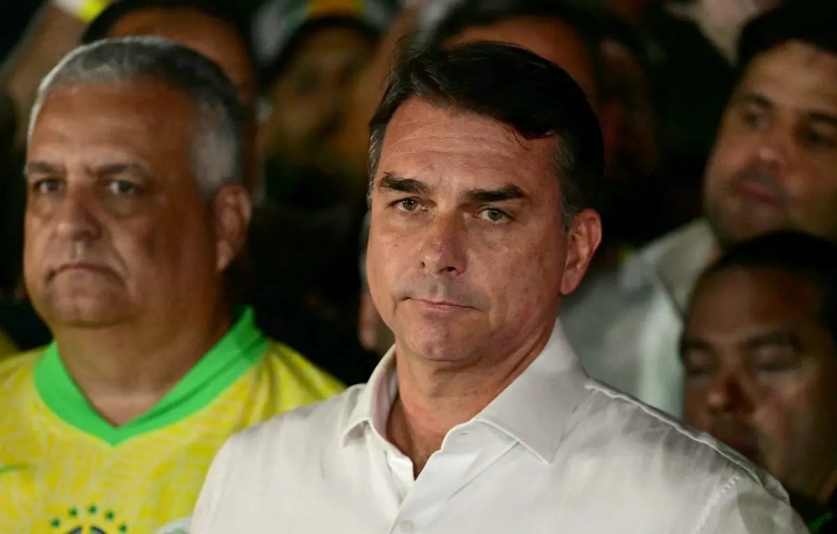 Imagem da notícia Flávio Bolsonaro deixa o Brasil em voo rumo aos Estados Unidos, diz agência internacional